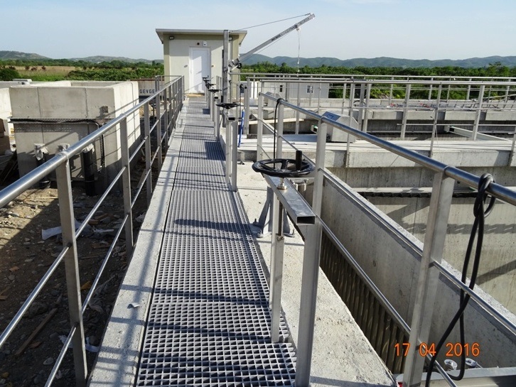 2016-04-17_Settling-Tank_Installed-Gratings-and-Crane