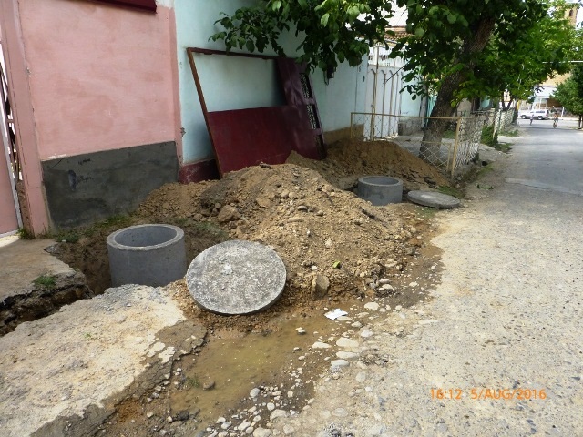 2016-08-05_Installation-of-Manholes